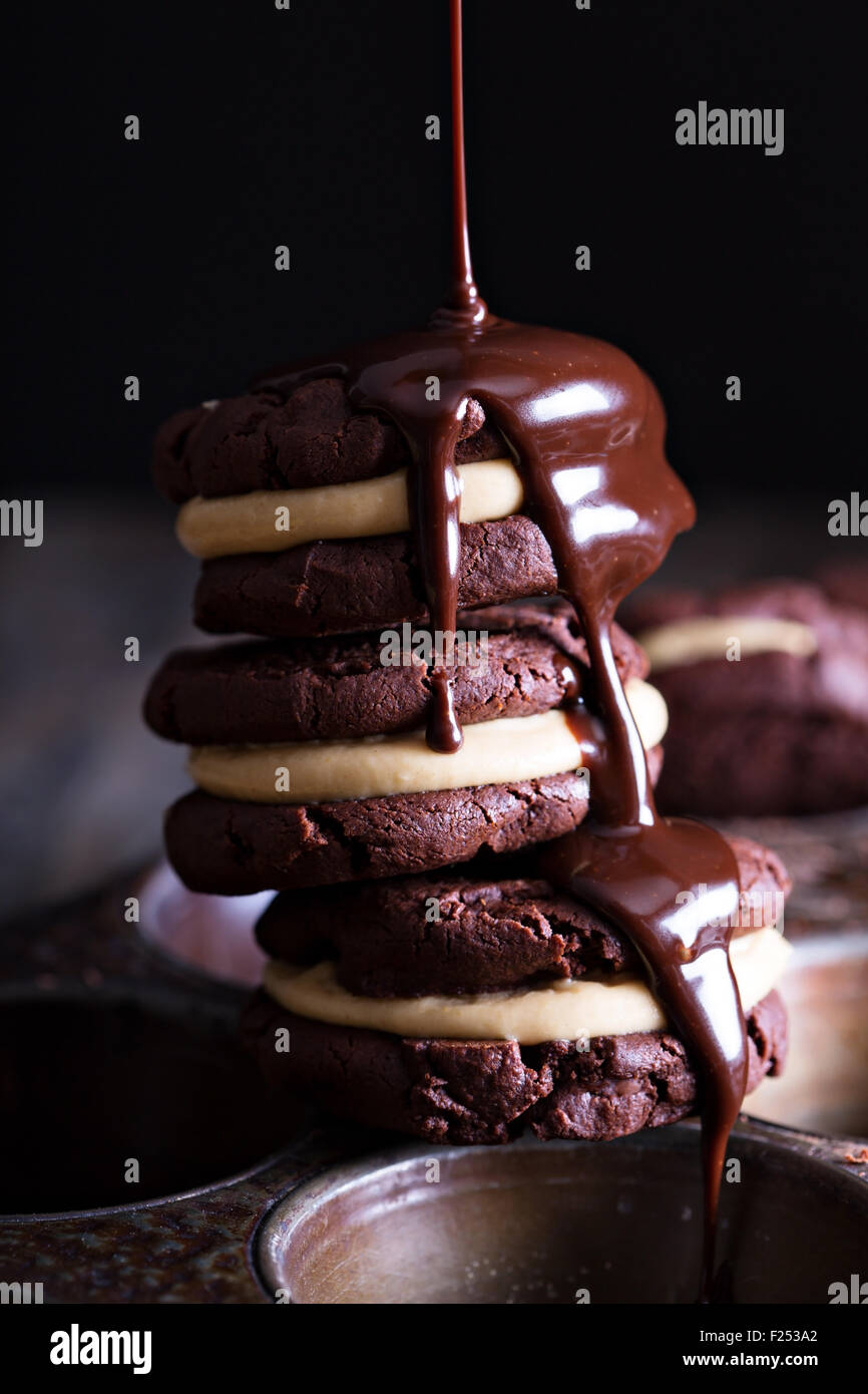Schokoladen-Brownie Cookies mit Erdnussbutter-Füllung Stockfoto