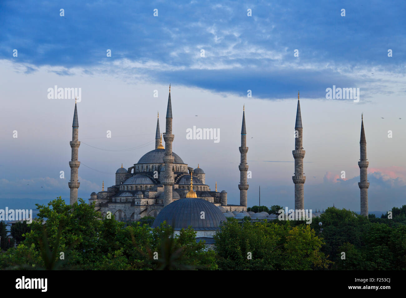 Blaue Moschee, auch bekannt als Sultanahmet Moschee durch das Gebet bei Sonnenuntergang in Istanbul, Türkei Stockfoto