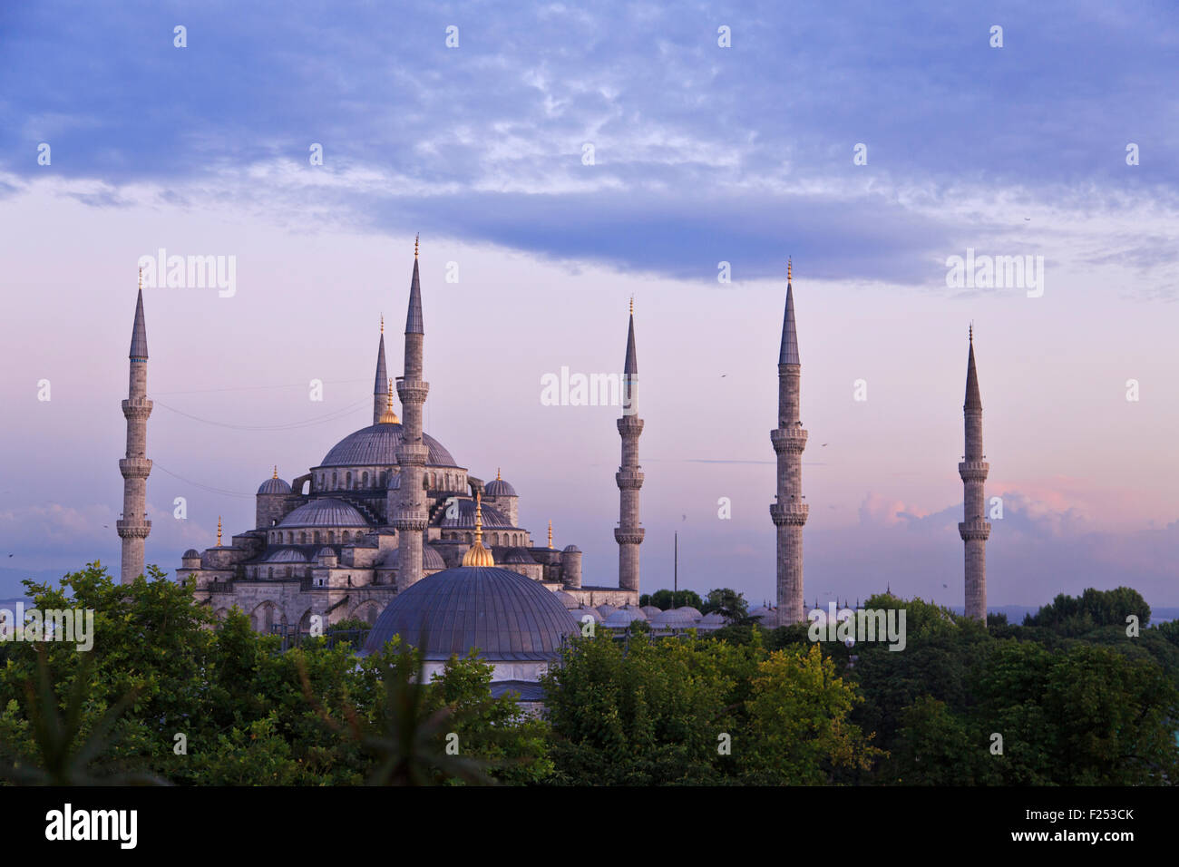 Blaue Moschee, auch bekannt als Sultanahmet Moschee durch das Gebet bei Sonnenuntergang in Istanbul, Türkei Stockfoto
