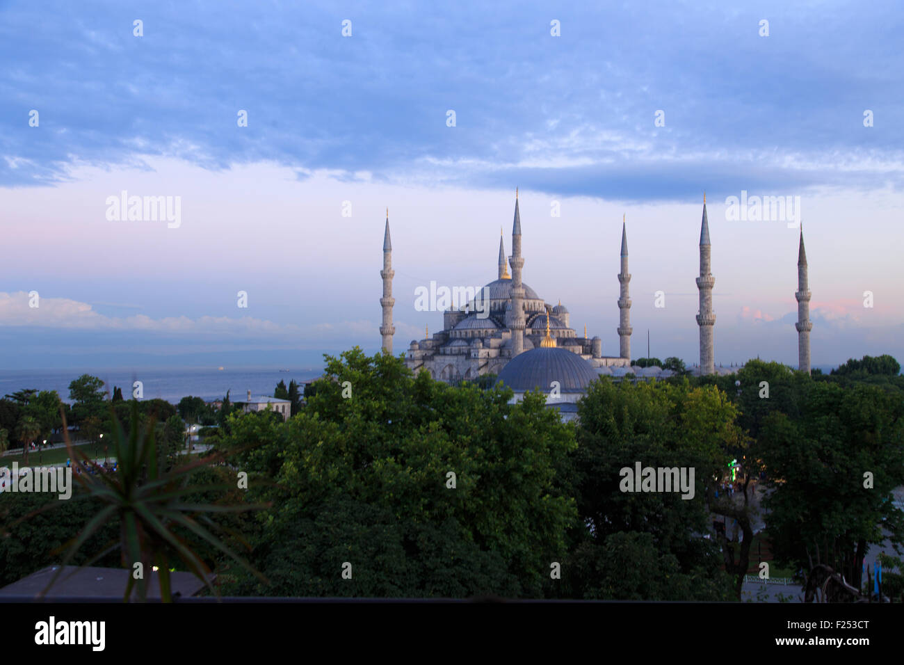 Blaue Moschee, auch bekannt als Sultanahmet Moschee durch das Gebet bei Sonnenuntergang in Istanbul, Türkei Stockfoto