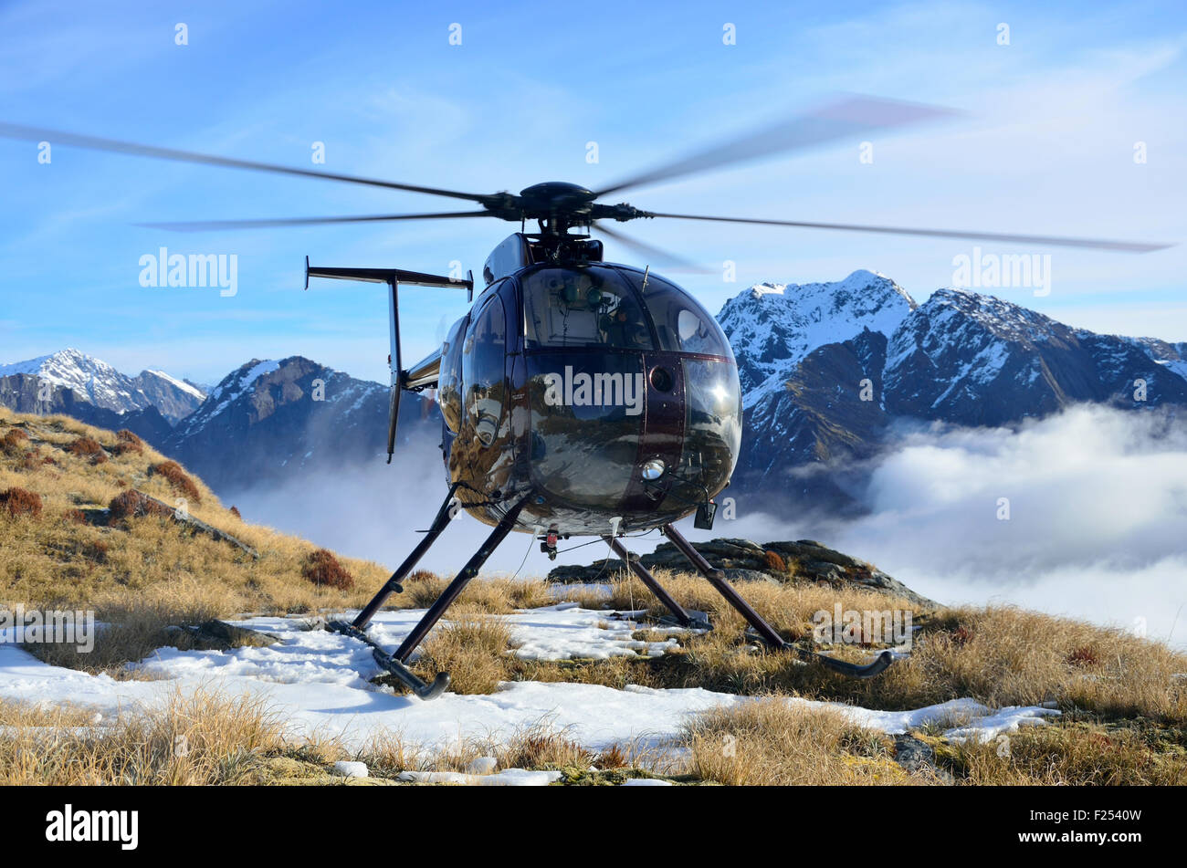 Ein Hubschrauber wartet auf Passagiere in den Südalpen von Neuseeland Stockfoto