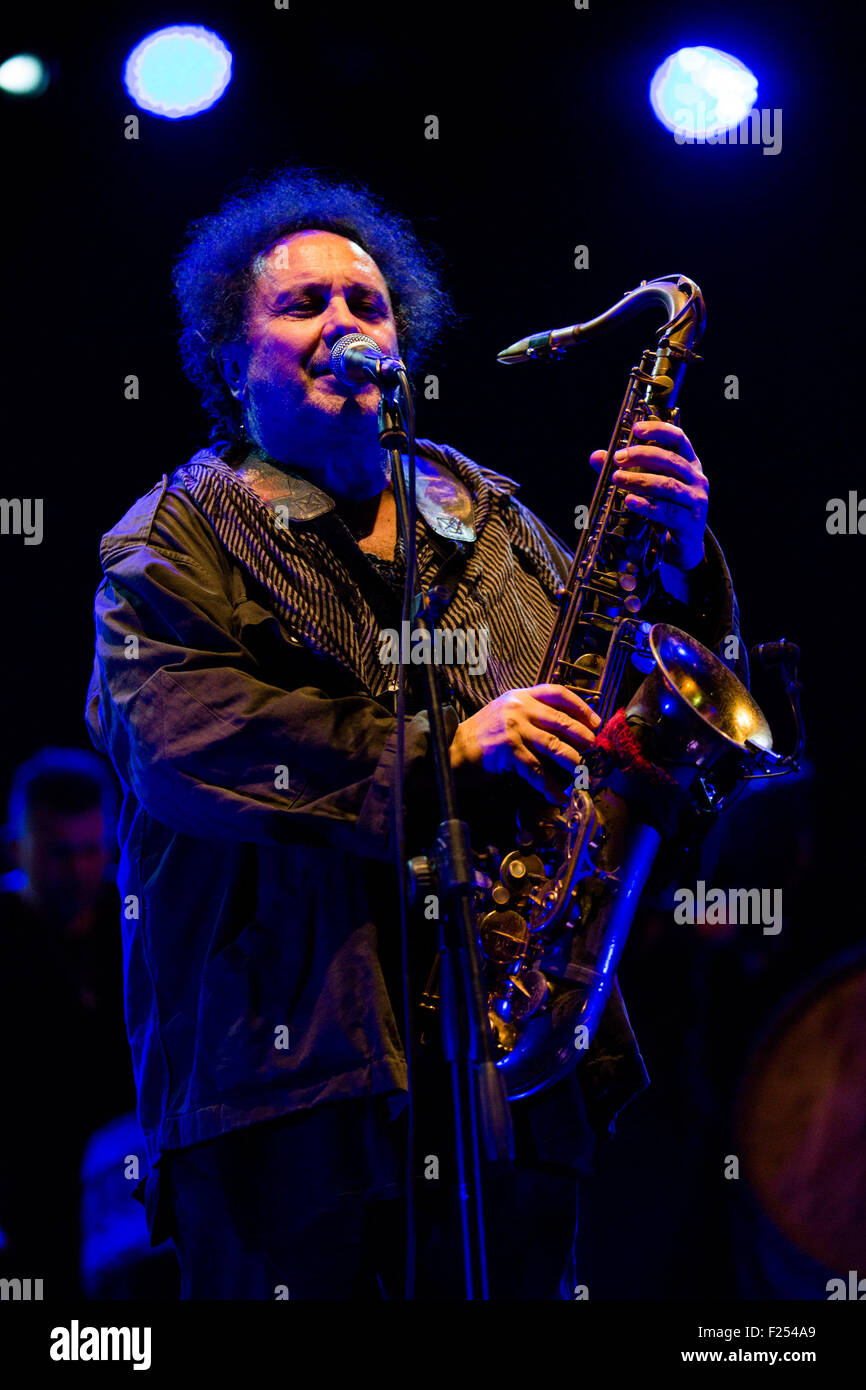 Turin, Italien. 11. September, 2015. Die neapolitanischen Sänger und Saxophonist Enzo Avitabile hat im Laufe des zweiten Abends Festival Star 2015 mit der Musikgruppe The Bottari di Portikus live gespielt. Bildnachweis: Elena Aquila/Pacific Press/Alamy Live-Nachrichten Stockfoto