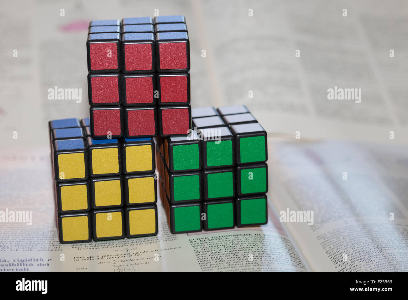 Rubiks Würfel auf ein Buch Stockfoto