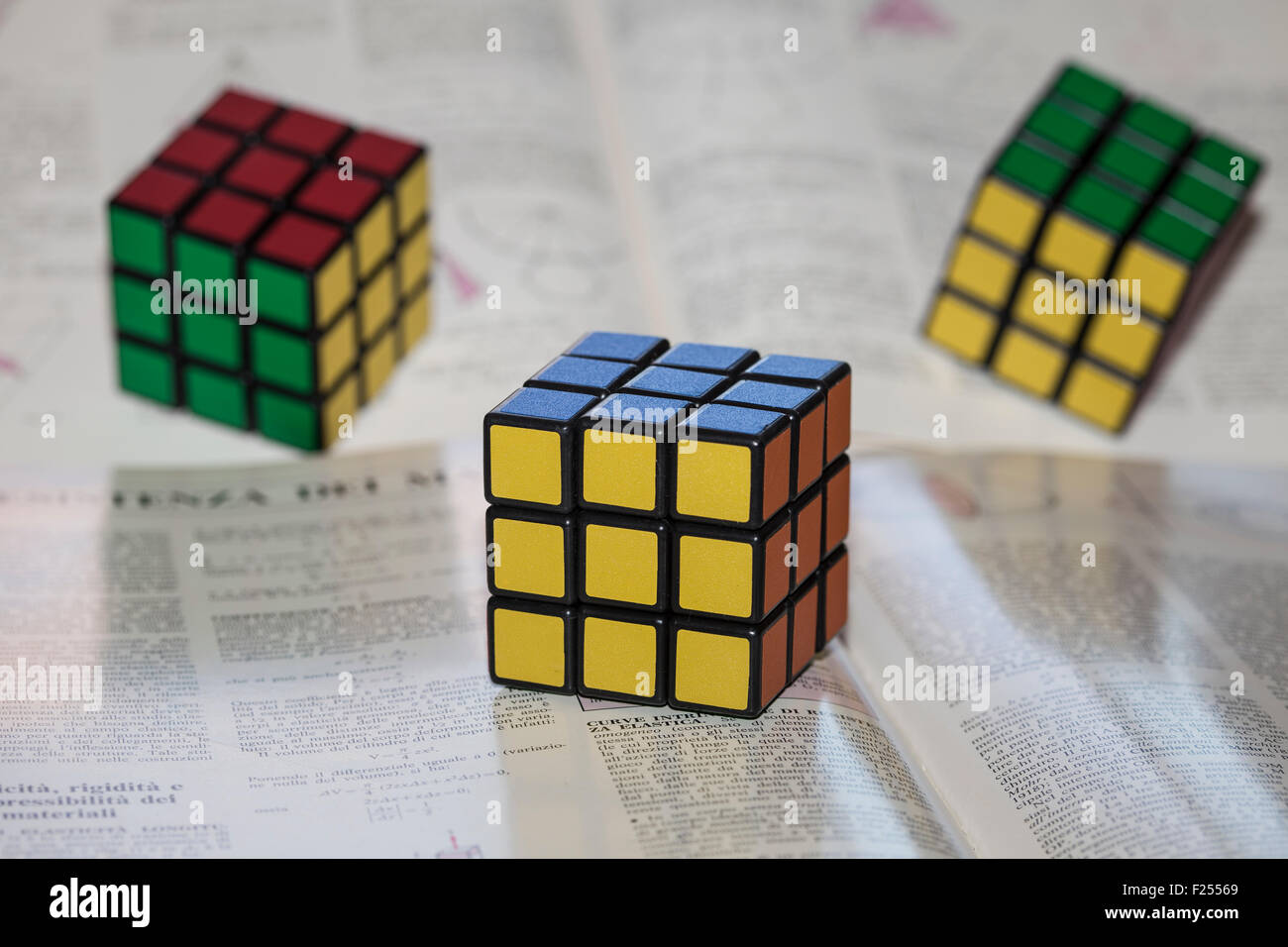 Rubik s Cube auf Buch Stockfoto