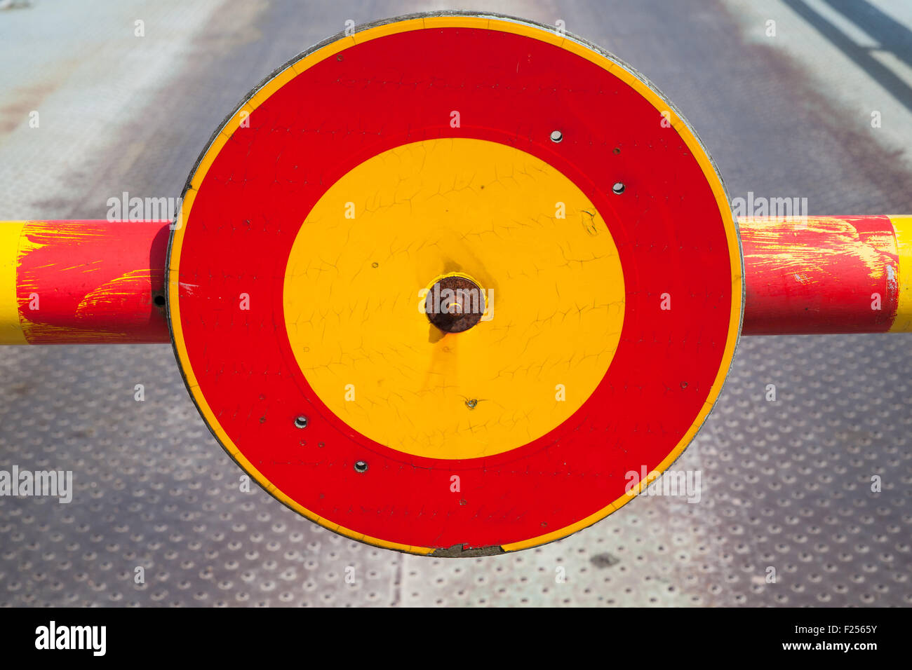 Runde rote und gelbe Stoppschild auf geschlossenen turnpike Stockfoto
