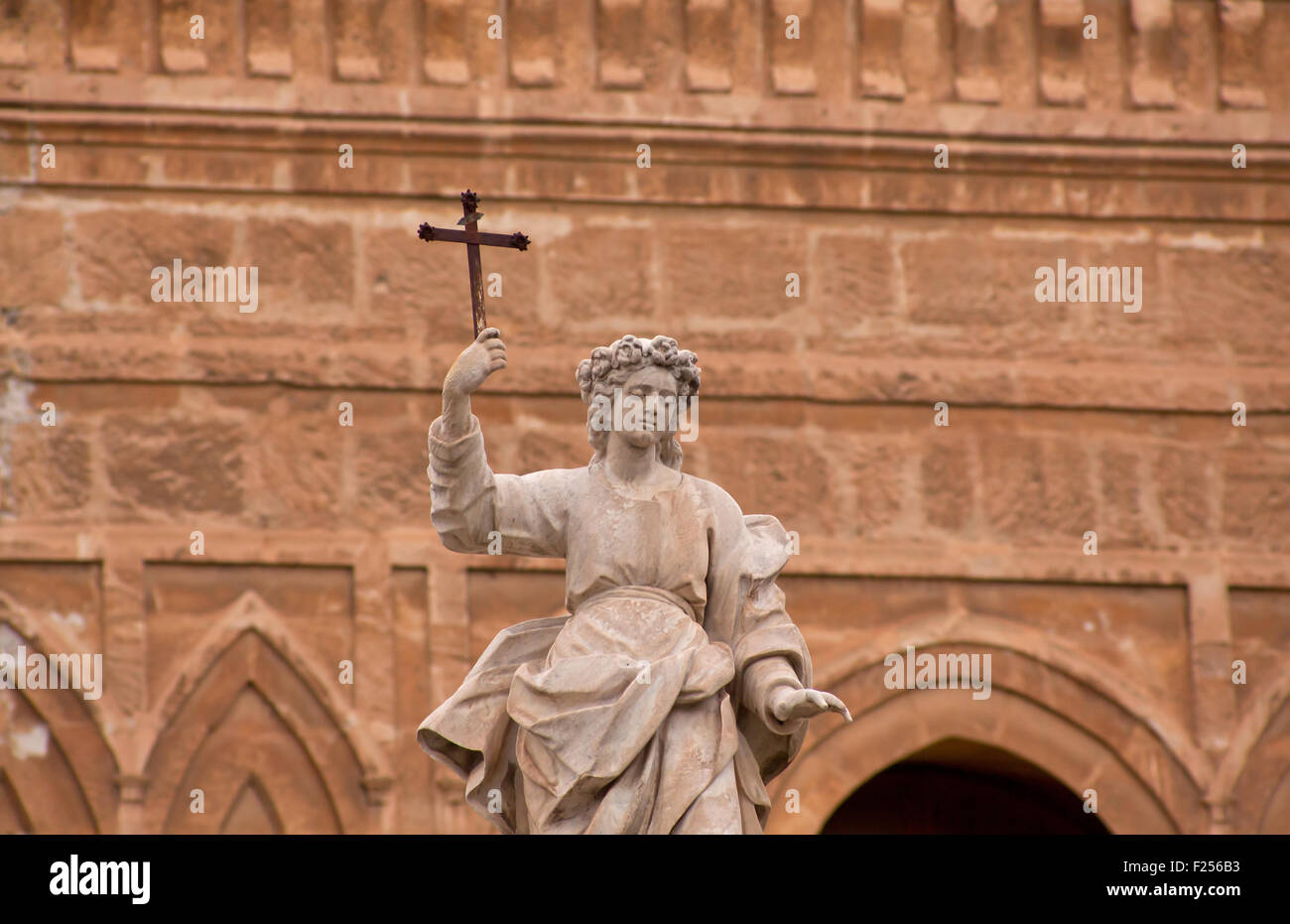 Blick auf Santa Rosalia Statue neben der Kathedrale von Palermo Stockfoto
