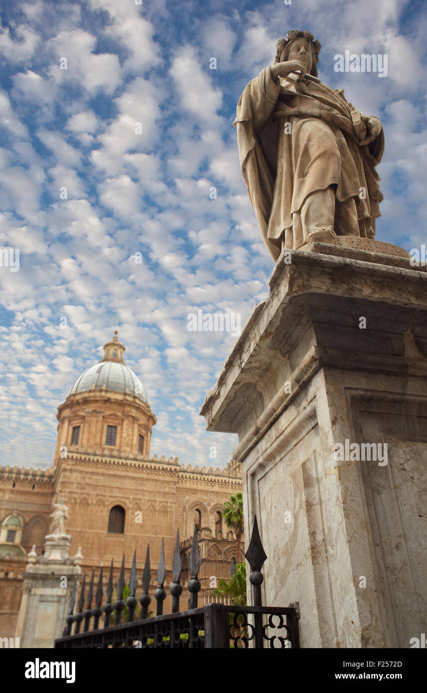 Statue von Santa Rosalia neben der Kathedrale, Palermo Stockfoto