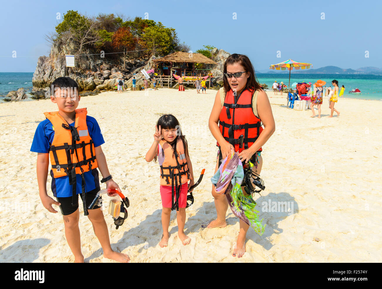 Mutter und Kinder werden im Sommer auf der Insel Khai Nok, Phang Nga, Thailand tauchen Stockfoto