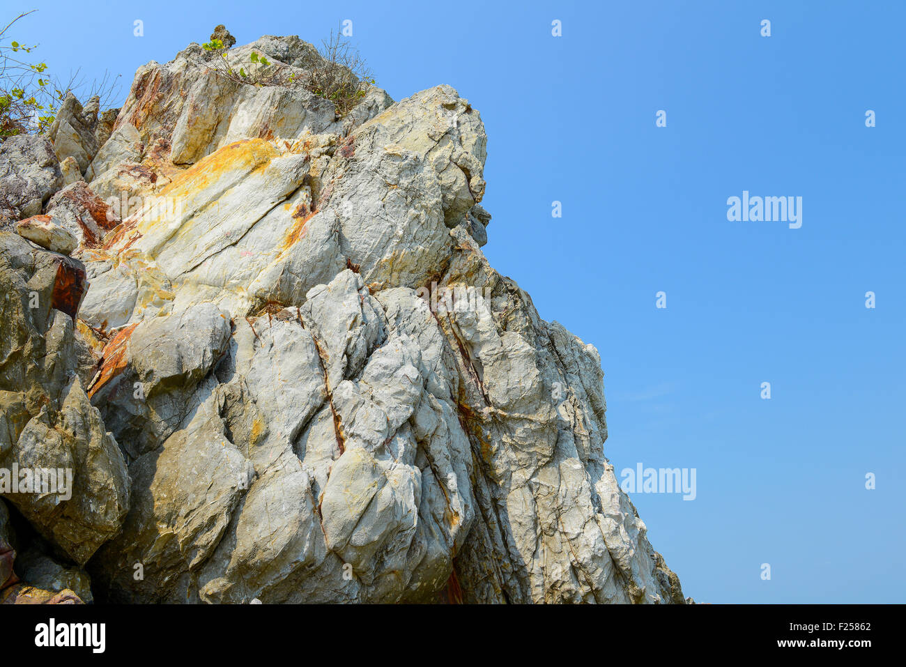 Weißen felsigen Berg mit blauem Himmel Stockfoto