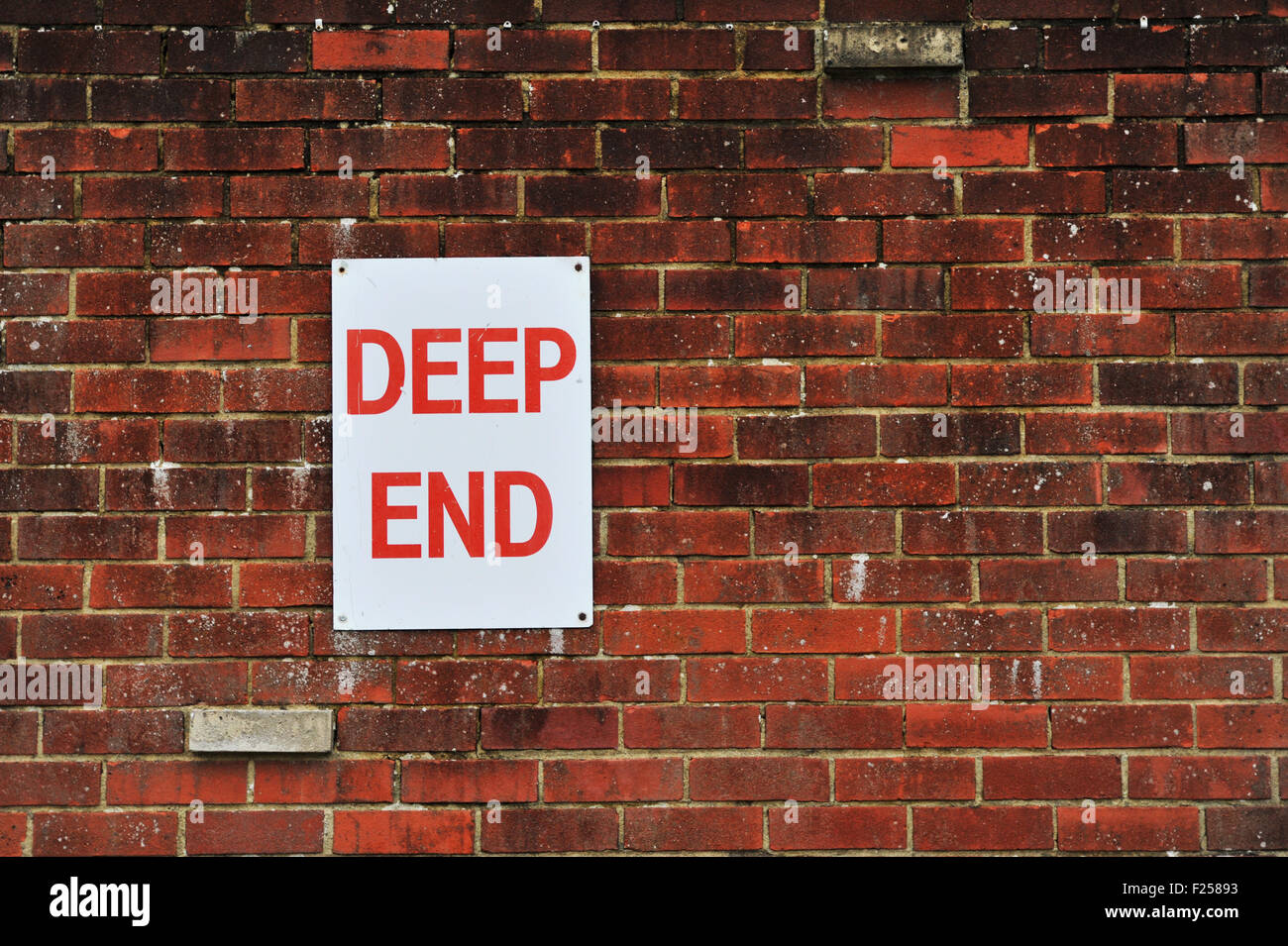 Tiefen Ende Schild an Wand bei The Pell Open Air Swimming Pool in Lewes East Sussex Stockfoto