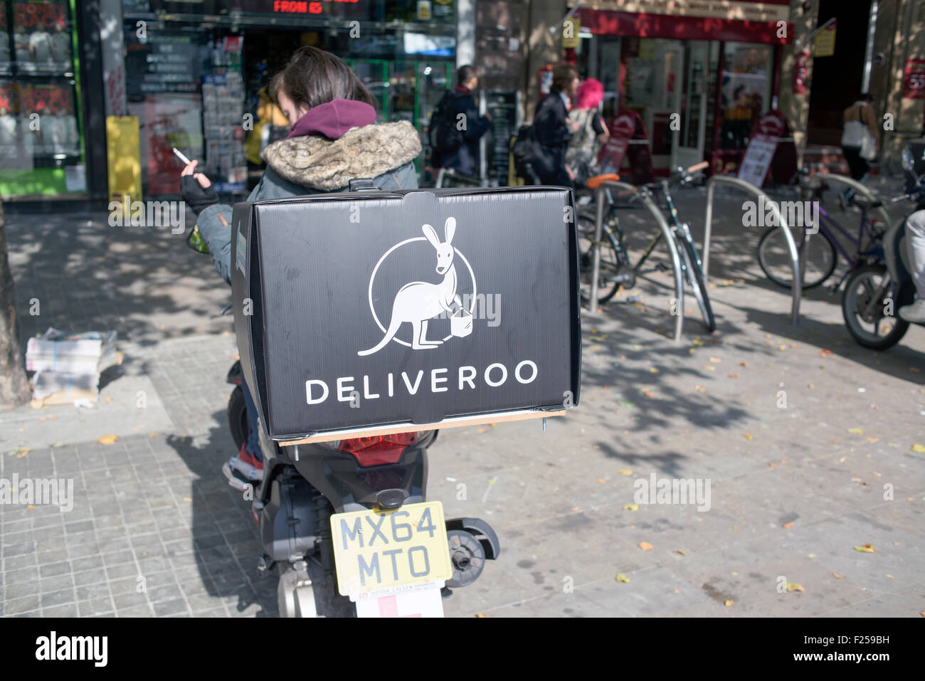 Deliveroo Takeaway Lieferung Kurier. Stockfoto