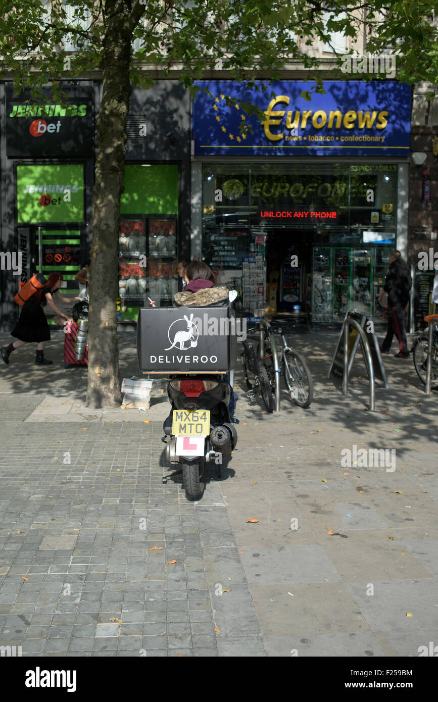 Deliveroo Takeaway Lieferung Kurier. Stockfoto