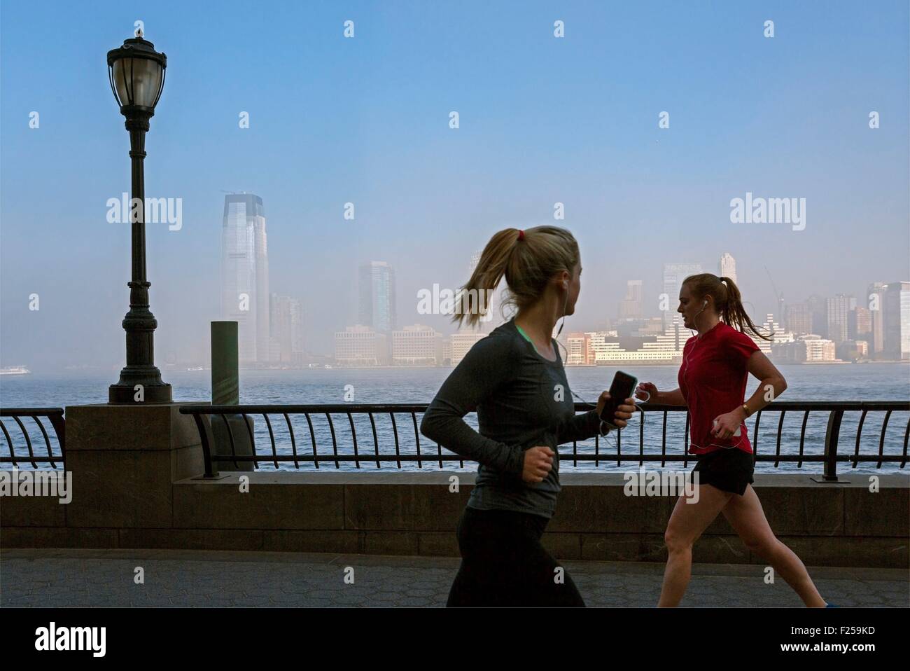 Vereinigte Staaten, New York, Manhattan, Financial District, mit Blick auf den Hudson River und Jersey City Towers, Jogger Stockfoto