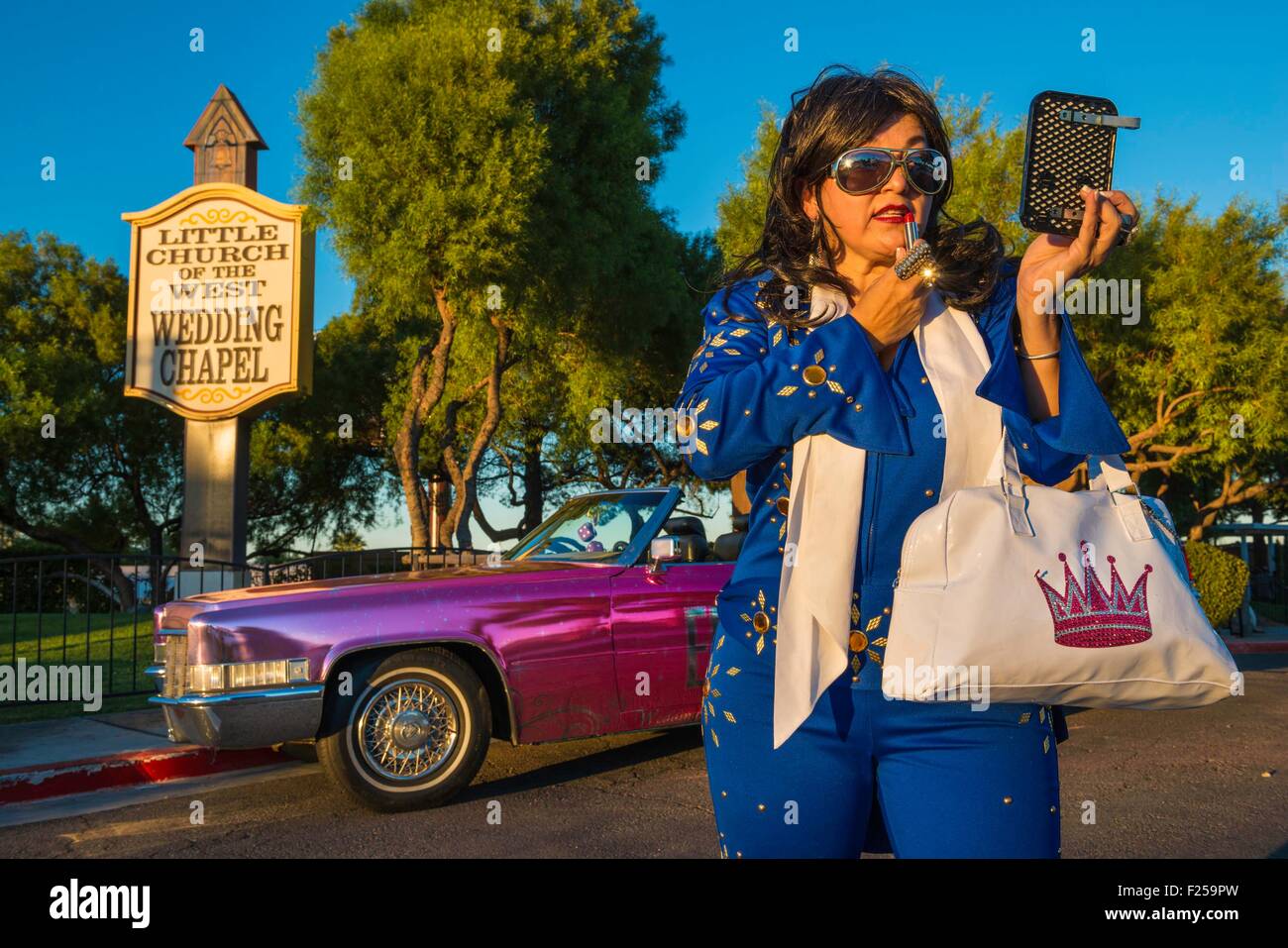 USA, Nevada, Las Vegas, the Strip, Kirchlein der West Hochzeitskapelle auf dem National Register of Historic Places, feminine Elvis vor ihr Cadillac aufgeführt Stockfoto USA, Nevada, Las Vegas, the Strip, Kirchlein der West Hochzeitskapelle auf dem National Register of Historic Places, feminine Elvis vor ihr Cadillac aufgeführt Stockfoto