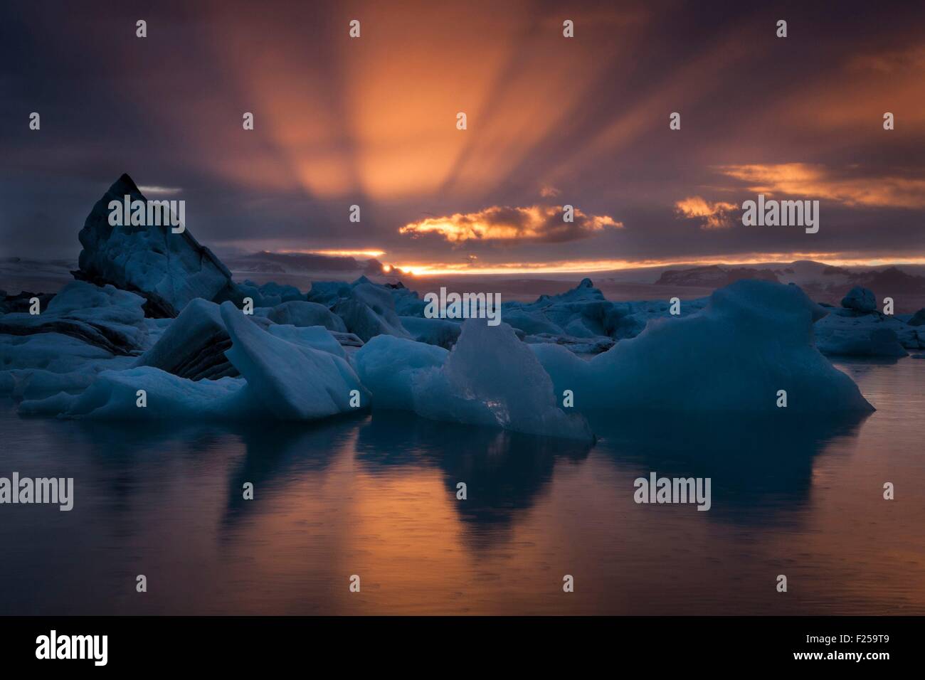 Island, Jökulsárlón, Eisberge auf dem Gletschersee bei Sonnenuntergang Stockfoto