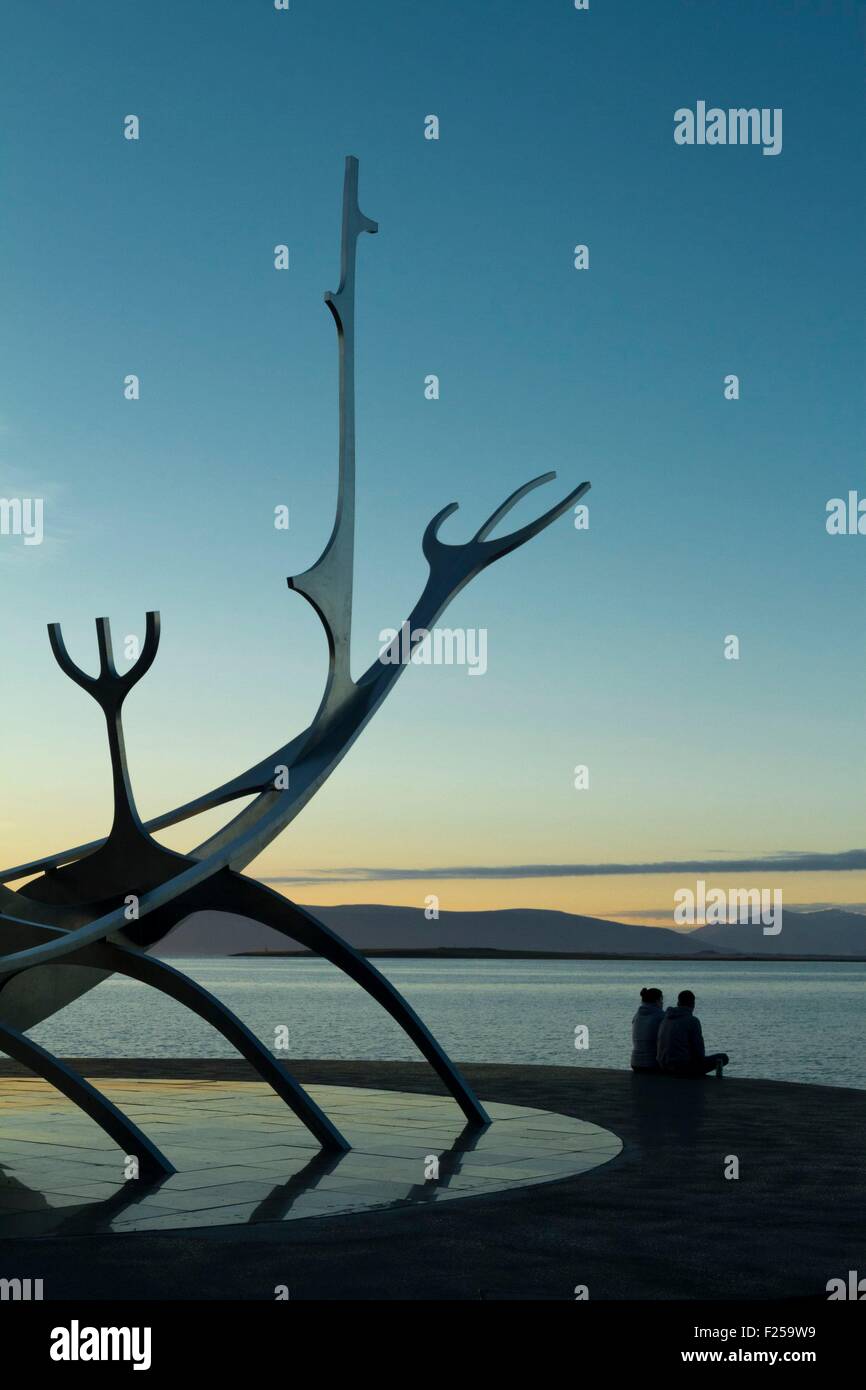 Island, Rekjavik, Liebespaar am unteren Solfar, J≤n Gunnar Arnason Künstler Skulptur (1990) Stockfoto