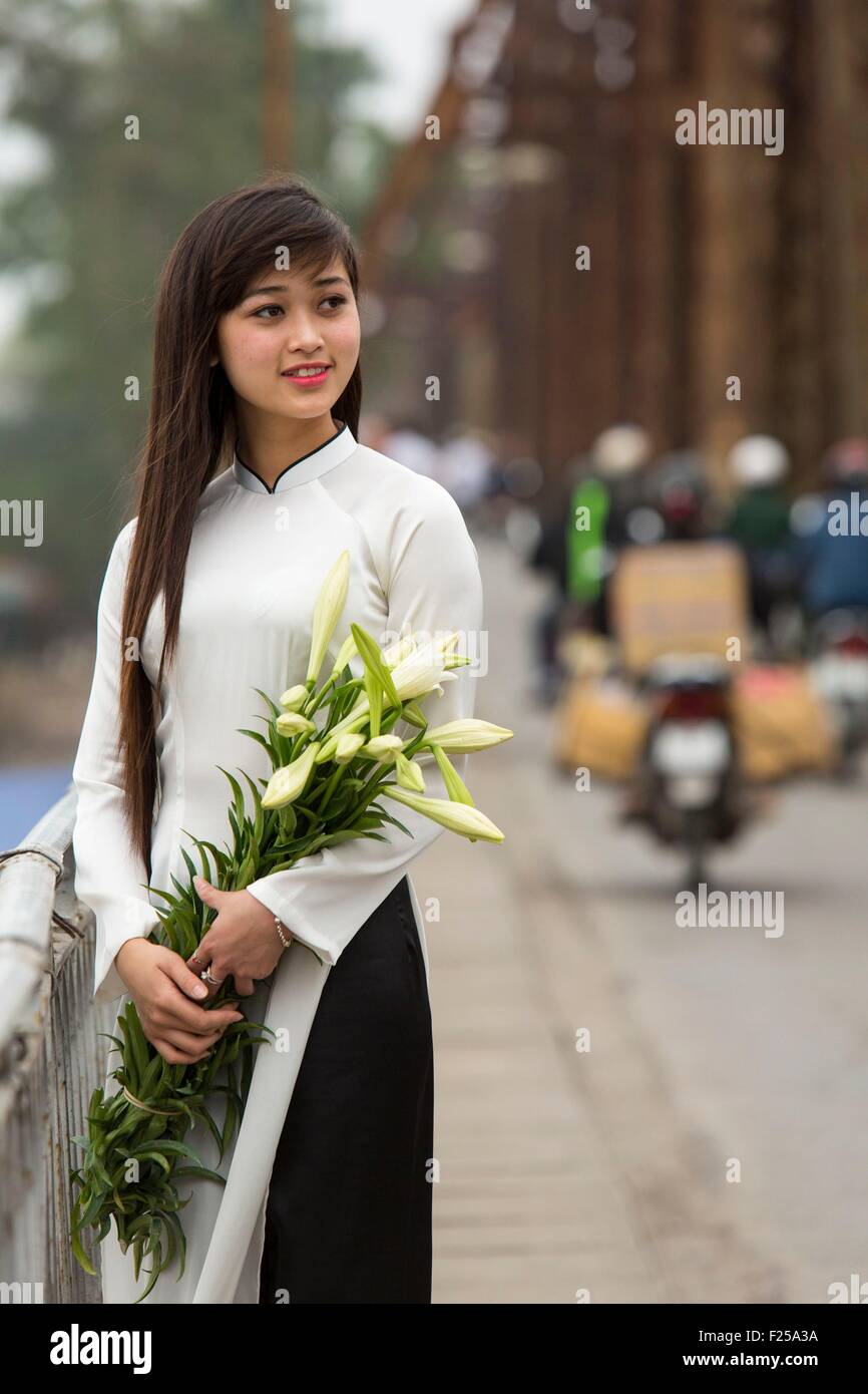 Vietnam, Hanoi, junge Dame an der langen BiΩn (Paul Doumer Brücke) Stockfoto