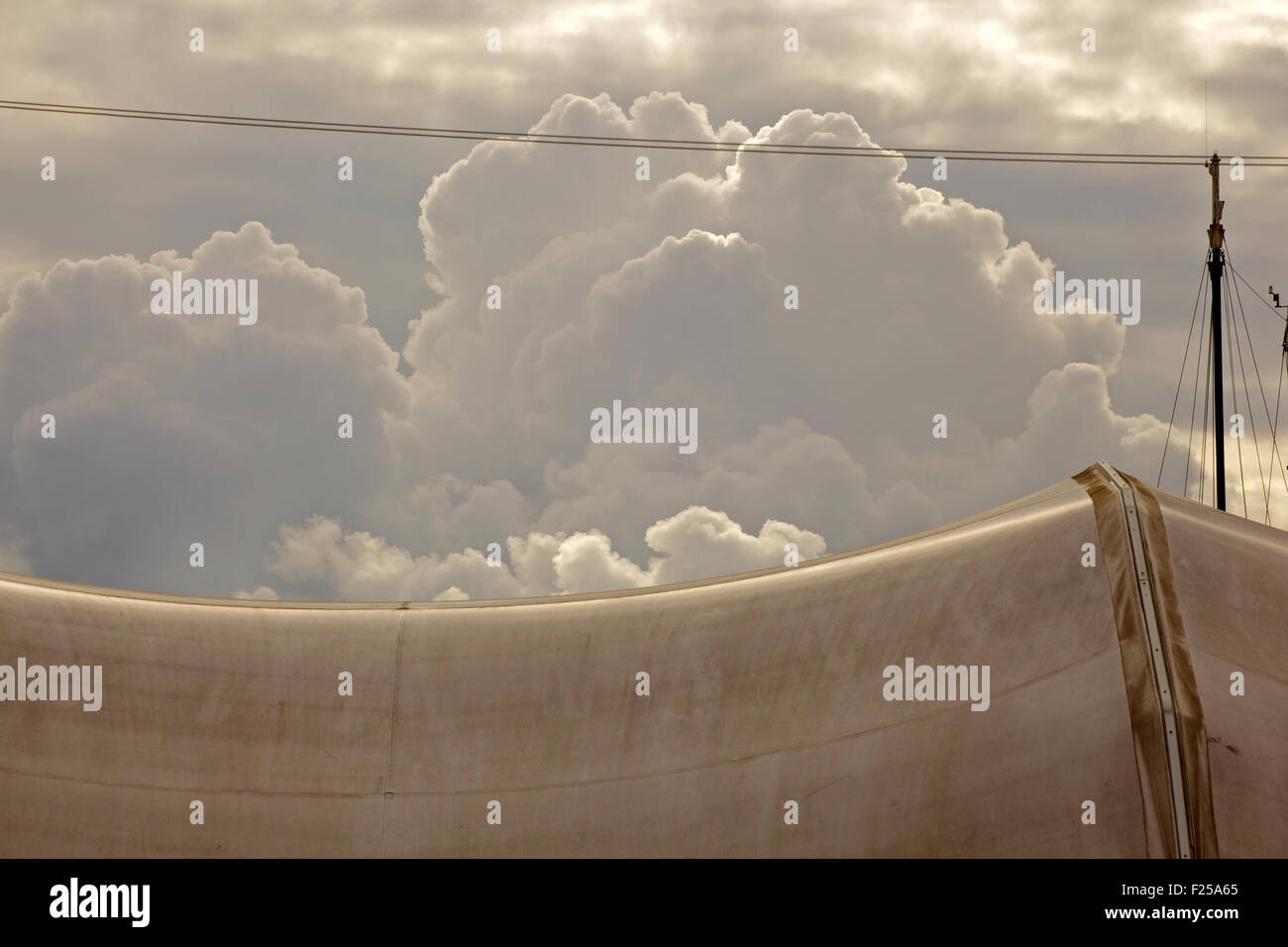 Blick auf ein weißes Zelt am Himmel Stockfoto