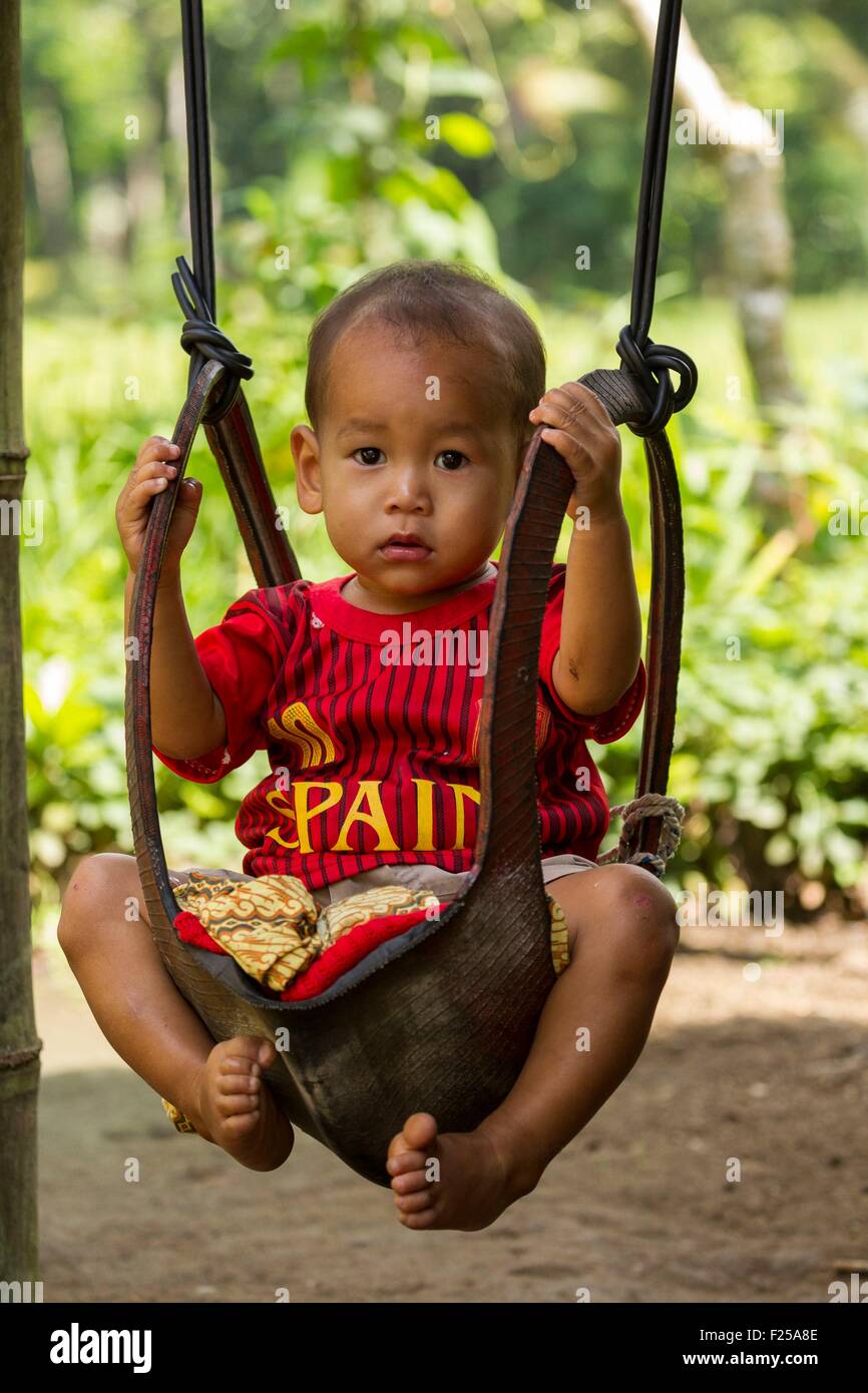 Indonesien, Sunda-Inseln, Lombok, Jord, junge auf einer Schaukel Stockfoto