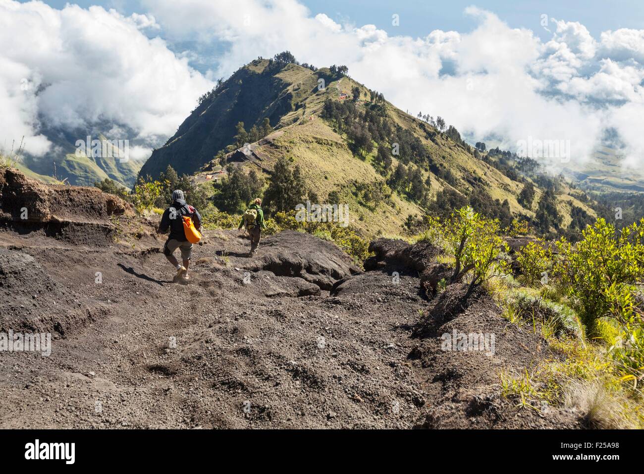 Indonesien, Sunda-Inseln, Lombok, Gunung Rinjani Nationalpark Touristen absteigend vom Rinjani-Gipfel an der base Camp Stockfoto