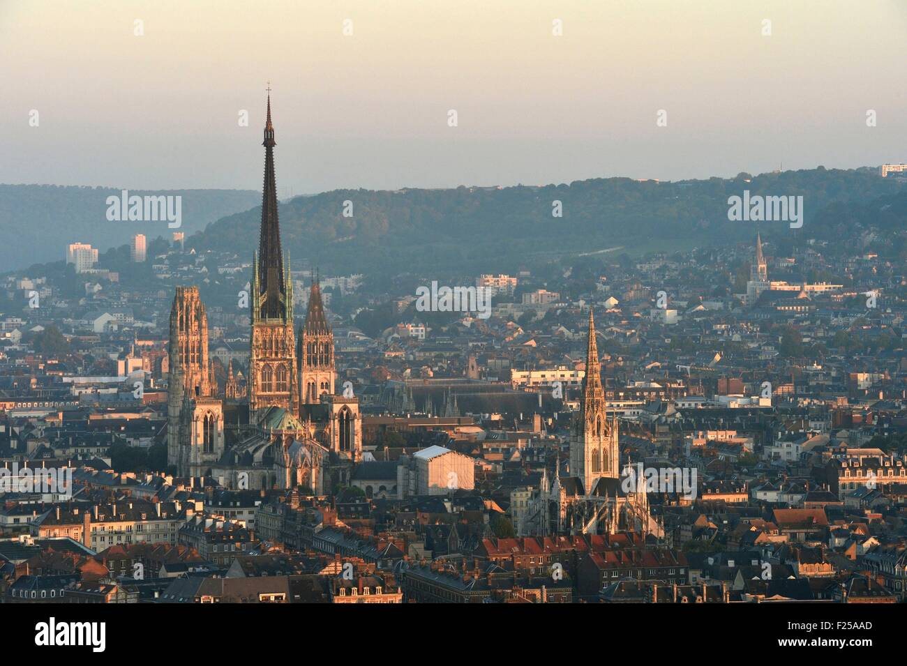 Frankreich, Seine-Maritime, Rouen, die Stadt zentriert Ansicht mit Notre Dame Kathedrale und die Kirche Saint-Maclou Stockfoto