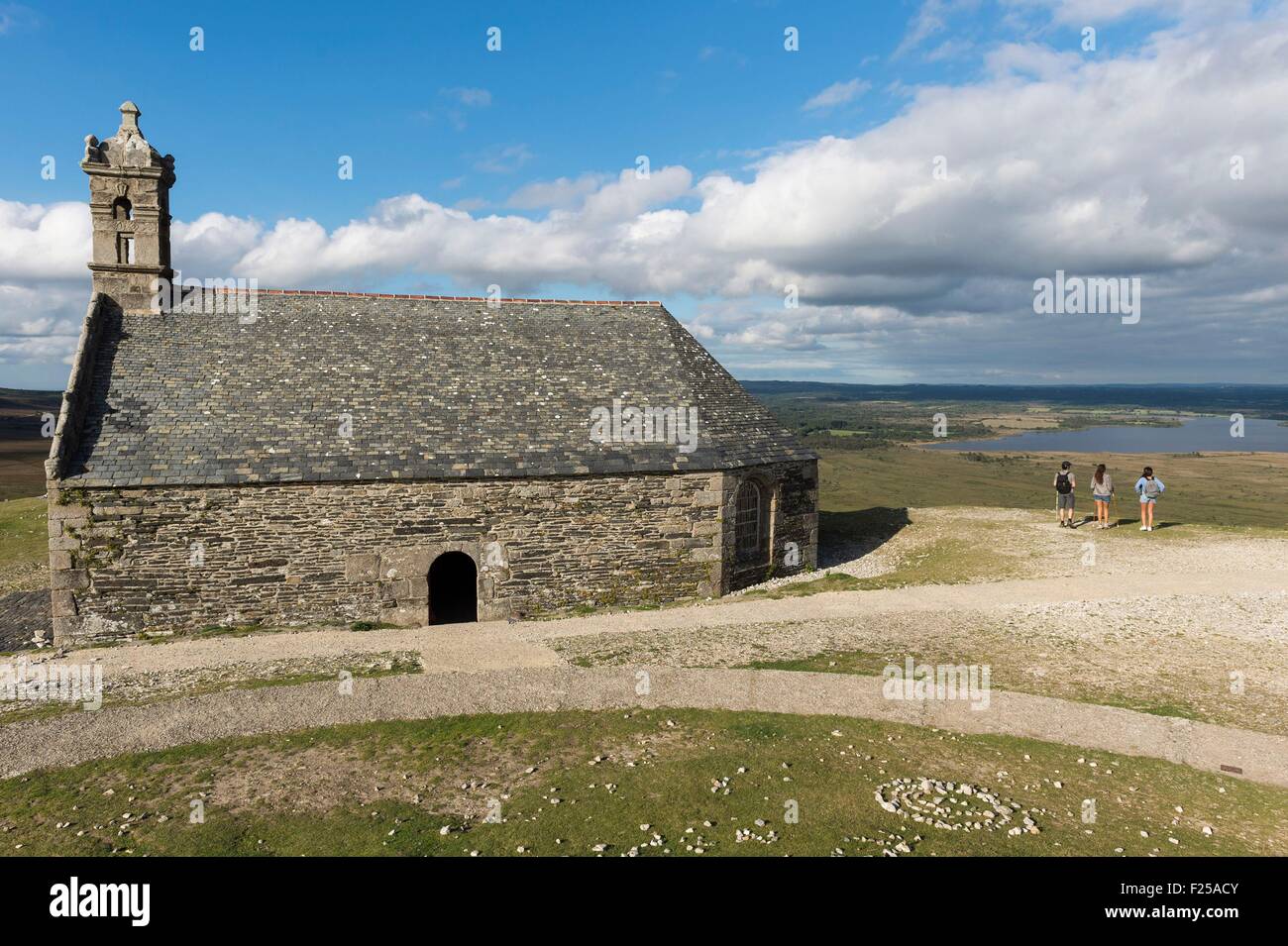 Frankreich, Finistere, St. Rivoal, Wandern auf den Mont Saint-Michel Brasparts und Blick auf die Monts d'Arree in Armorica regionaler Naturpark Stockfoto