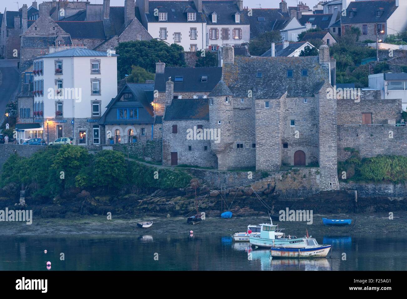 Frankreich, Finistere, Le Conquet, das House Of Lords in der Dämmerung Stockfoto