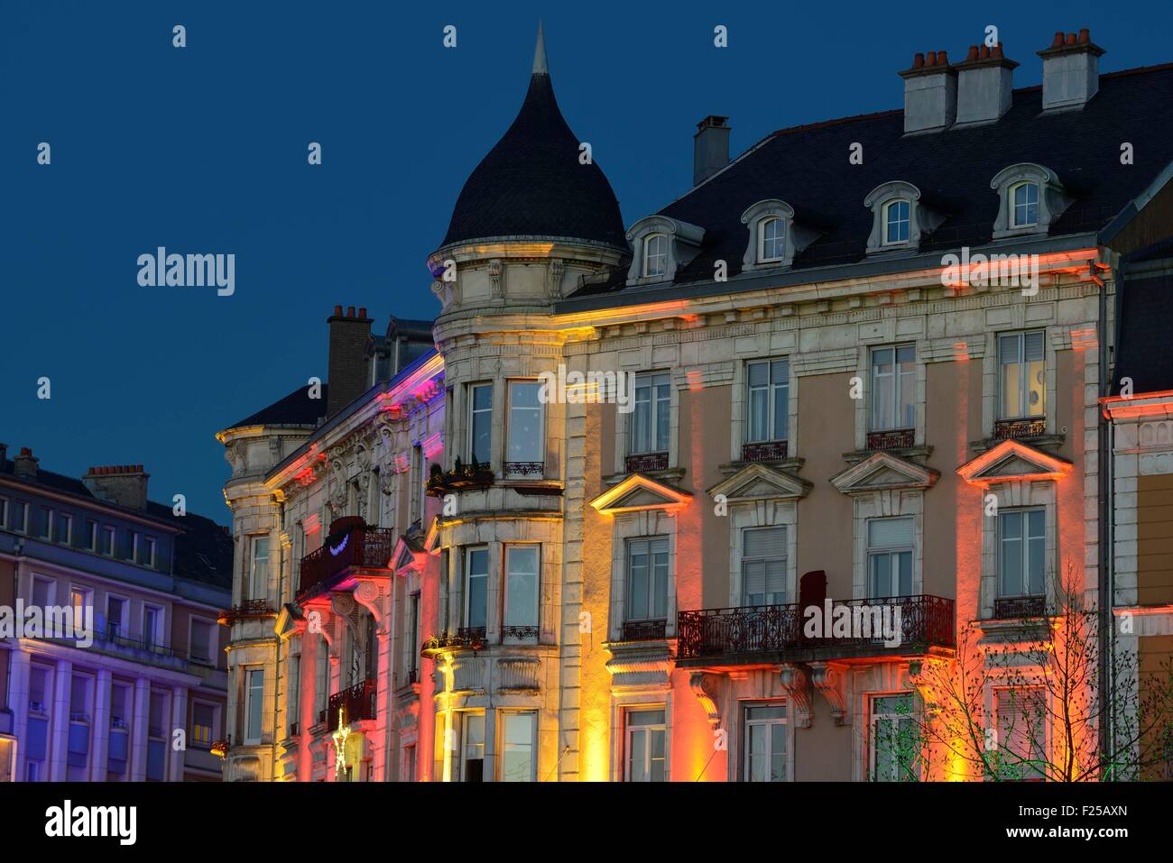 Frankreich, Territoire de Belfort, Belfort, Avenue Foch und Boulevard Carnot, Gebäude Anfang des 20. Jahrhunderts, Kaufhäuser, Weihnachtsbeleuchtung Stockfoto