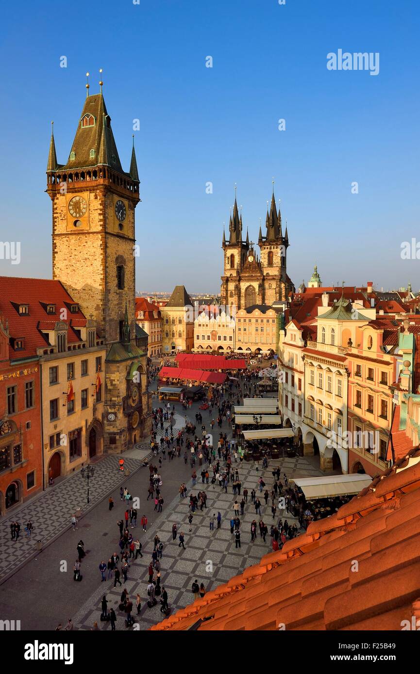 Tschechien, Prag, historischen Zentrum aufgeführt als Weltkulturerbe der UNESCO, die Altstadt (Stare Mesto), kleinen Platz (Staromestske Namesti), Rathaus und der Frauenkirche vor Tyn Stockfoto