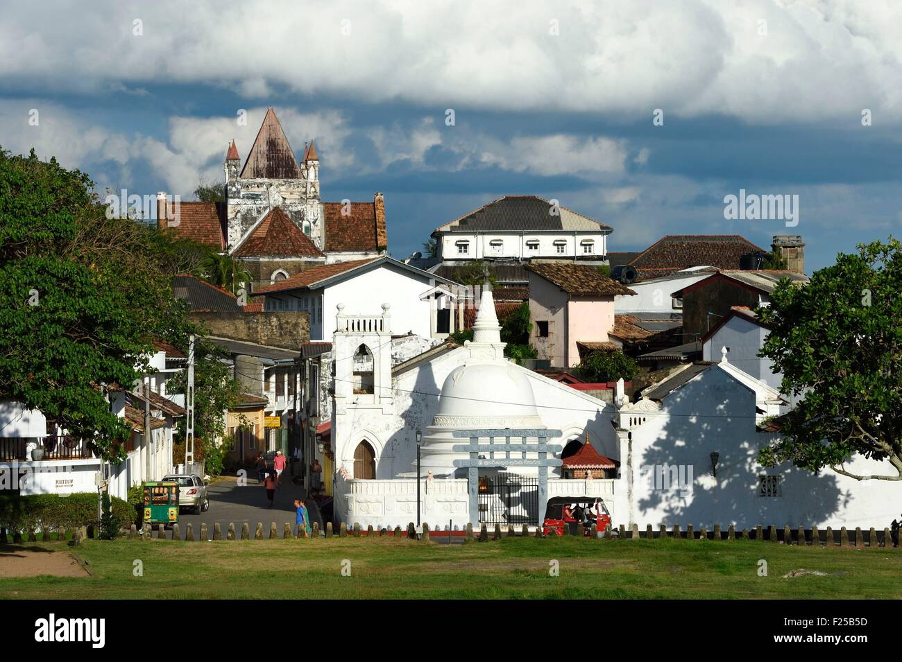 Sri Lanka, Südprovinz, Galle Fort, aufgeführt als Weltkulturerbe der UNESCO, Sri Sudharmalaya buddhistischen Tempel in der Festung und der All Saints anglikanische Kirche im Hintergrund Stockfoto