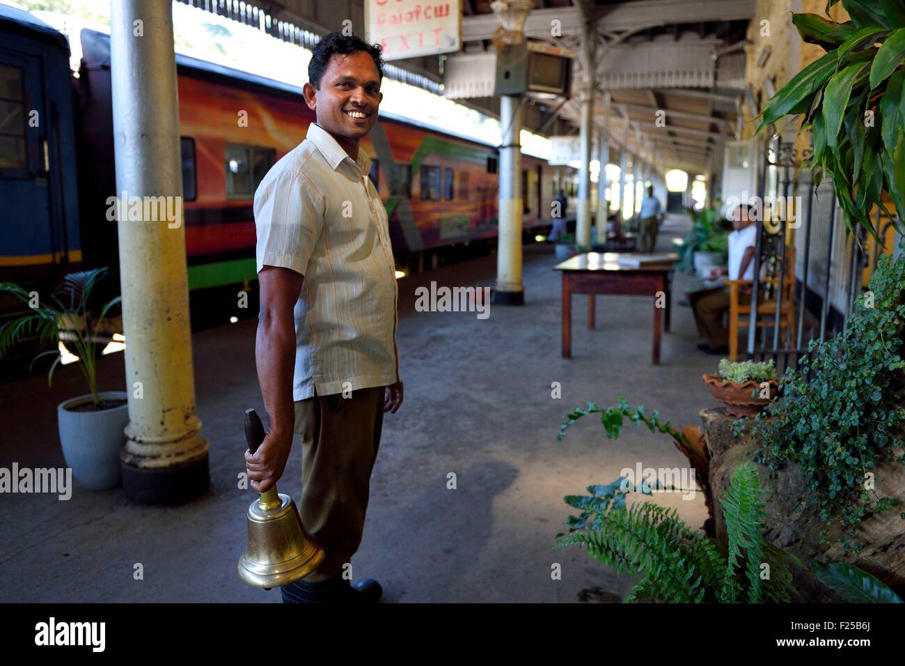 Sri Lanka, Uva Provinz, Badulla Bahnhof, Ankündigung von der Abfahrt des Zuges mit der Glocke Stockfoto