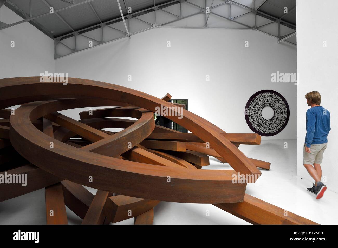 Frankreich, Var, Le Muy, Fondation Bernar Venet, Zusammenbruch (2014), ein monumentales Werk von 200 Tonnen Stahl in der ehemaligen Fabrik umgewandelt zu einer Ausstellungshalle Stockfoto