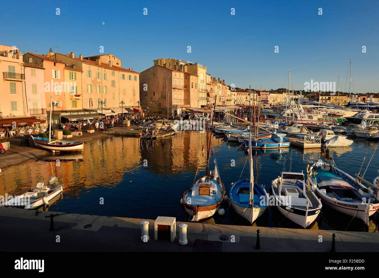 Frankreich, Var, Saint-Tropez, Pointus Boote (traditionelle mediterrane Boote) im Hafen Stockfoto