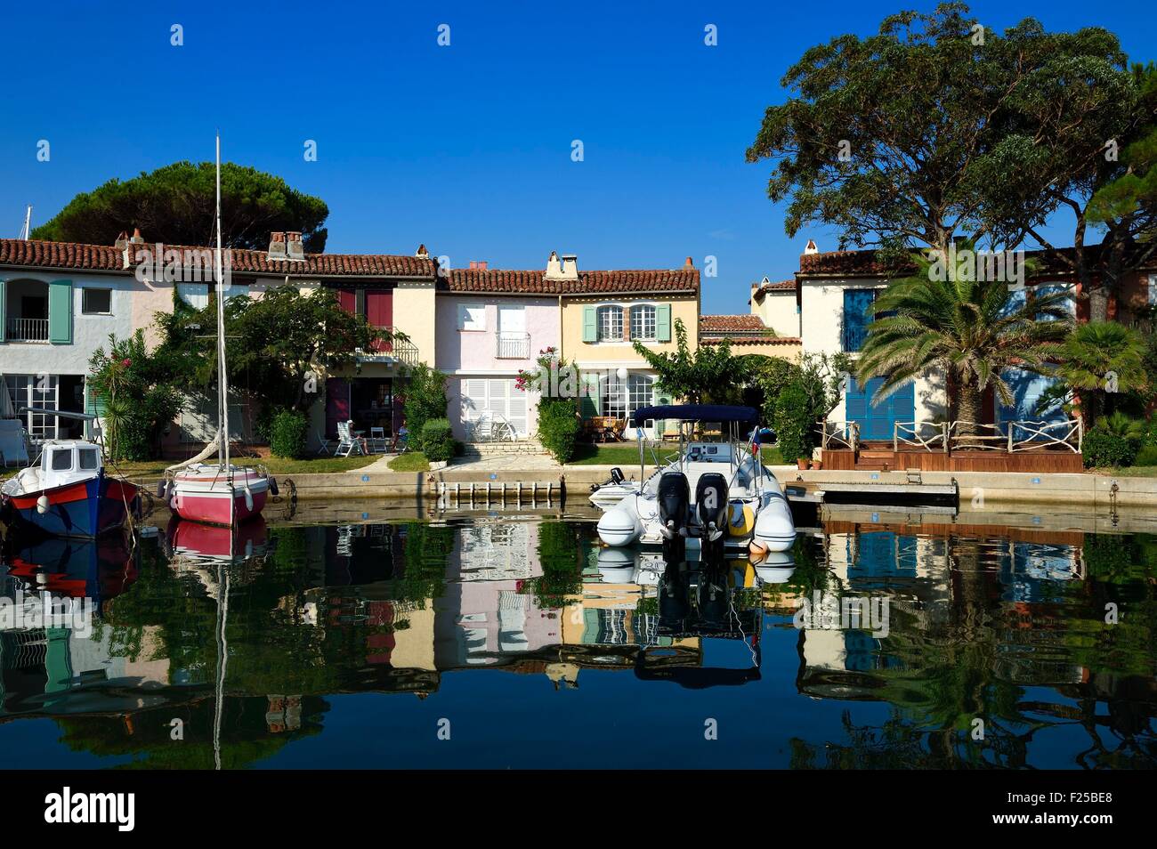 Frankreich, Var, Golf von St Tropez, Port Grimaud Küstenstadt, Häuser mit eigenen Anlegesteg Stockfoto