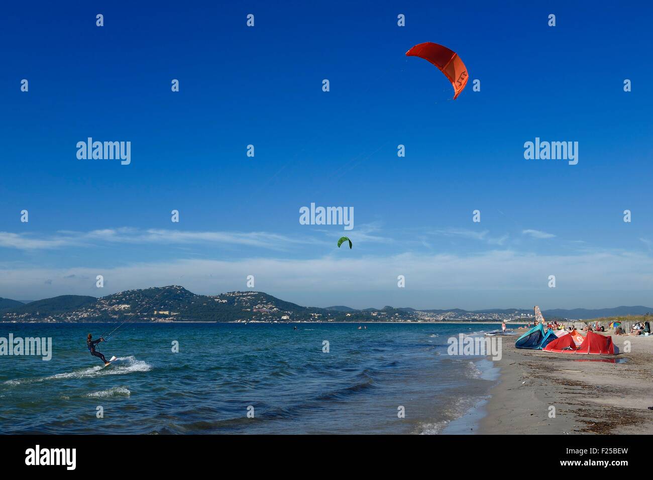 Frankreich, Var, Hyeres, Halbinsel Giens, Kitesurfen am Strand von Almanarre Stockfoto