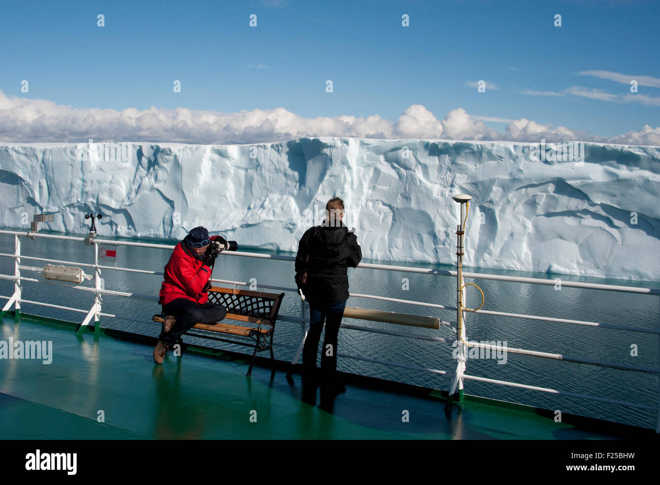 Öko-Touristen beobachten einen riesigen Eisberg, in der Nähe von Baffin Island, kanadische Arktis Stockfoto