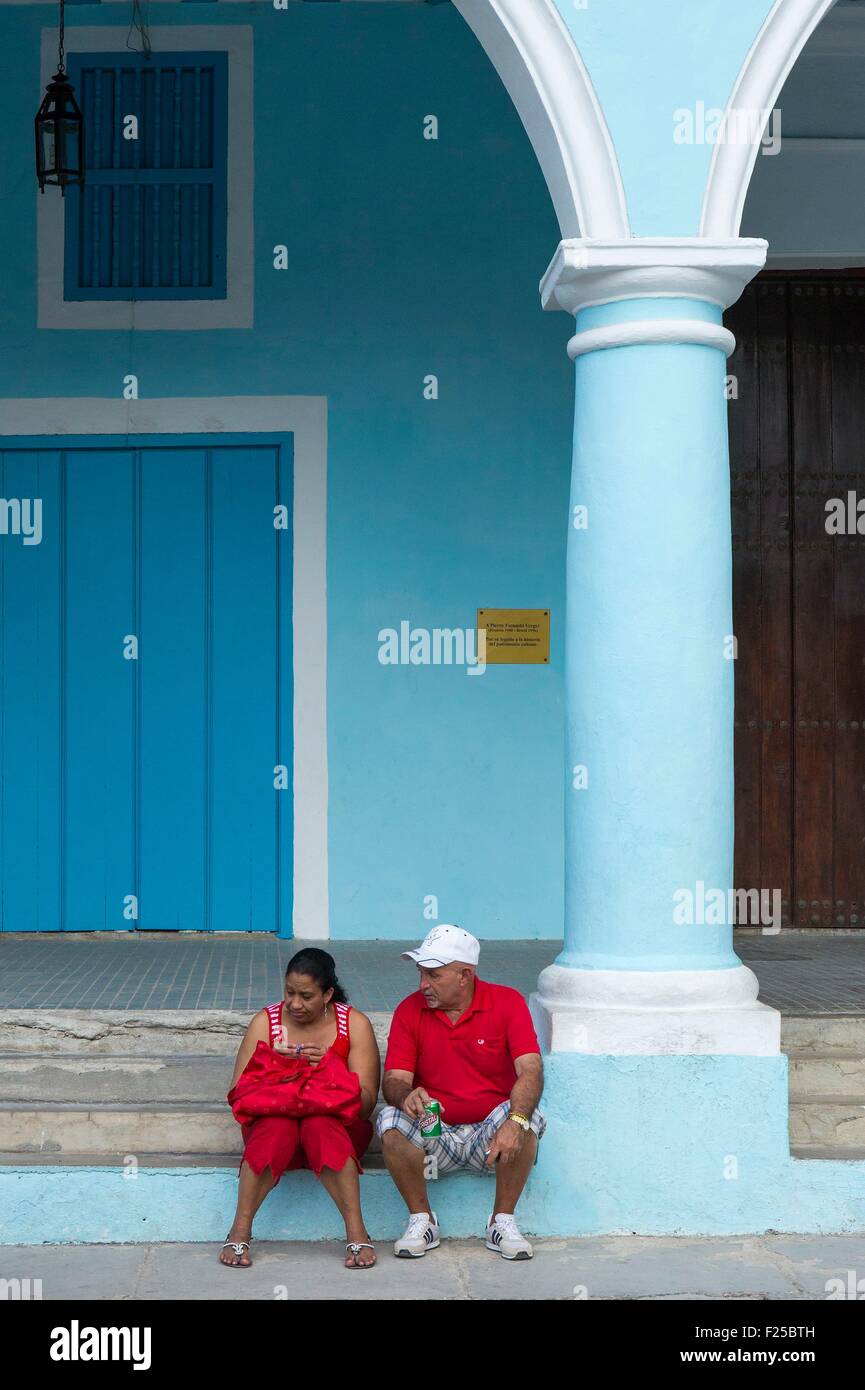 Kuba, Ciudad De La Habana Provinz, La Havanna, La Habana Vieja Bezirk Weltkulturerbe der UNESCO, Menschen sitzen durch das koloniale Haus von Esteban Jose Portier am Plaza Vieja (alte Quadrat) Stockfoto