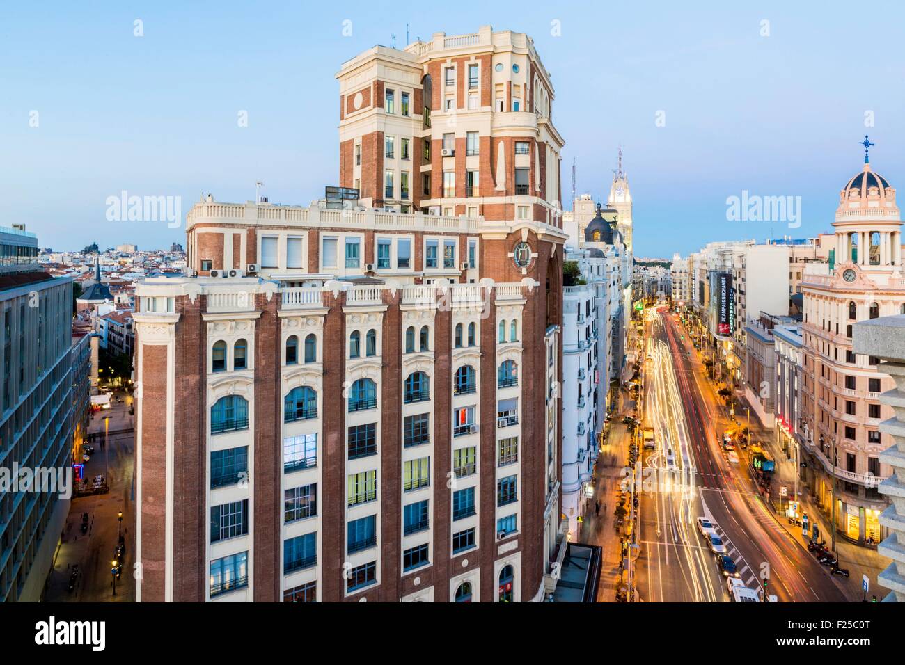 Spanien, Madrid, das Viertel La Latina mit Blick auf die Gran Via mit in der linken den Palast der Presse im Jahr 1920 gebaut Stockfoto