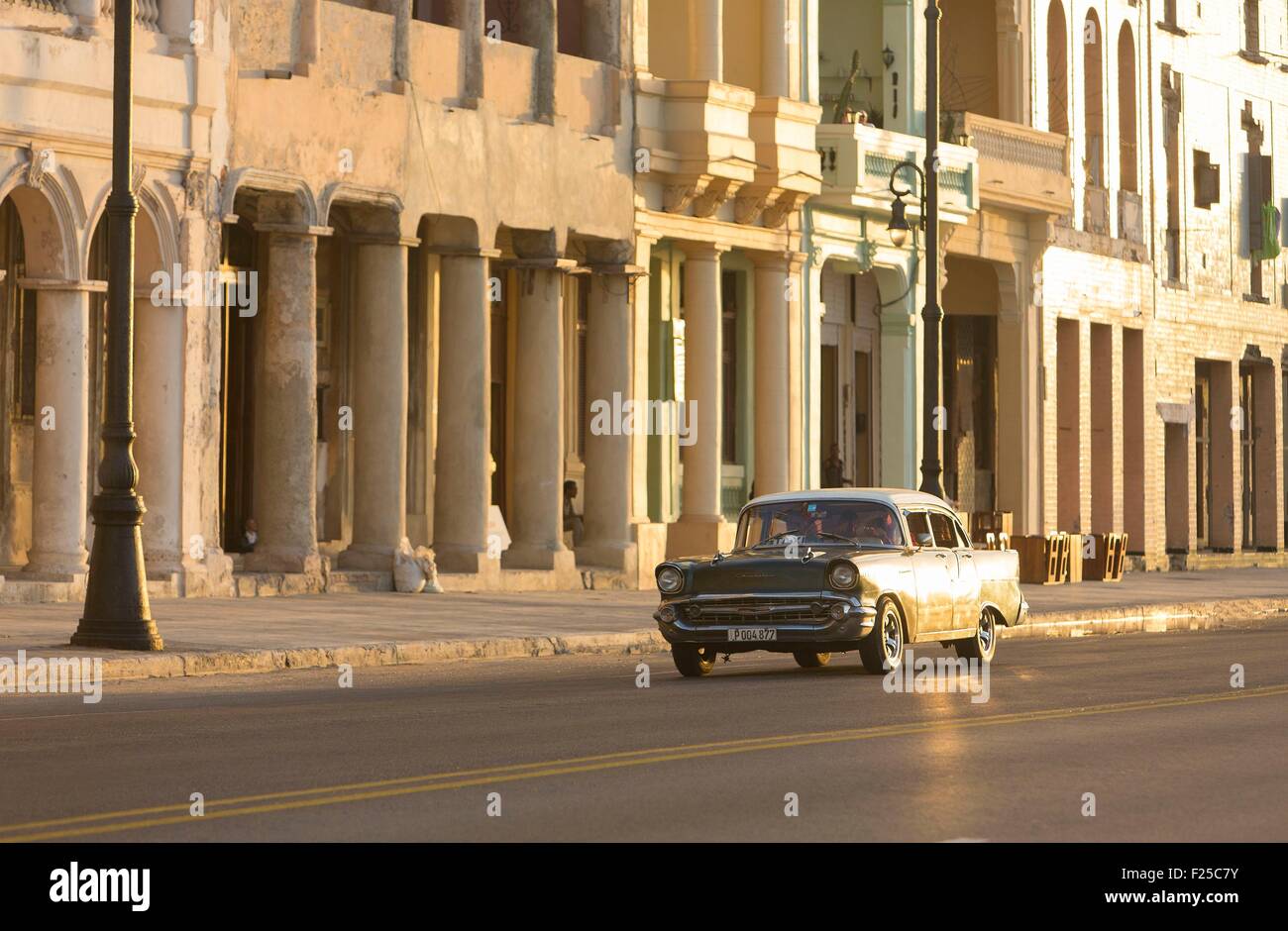 Kuba, Ciudad De La Habana Provinz, La Havanna, amerikanisches Auto am Malecon Stockfoto