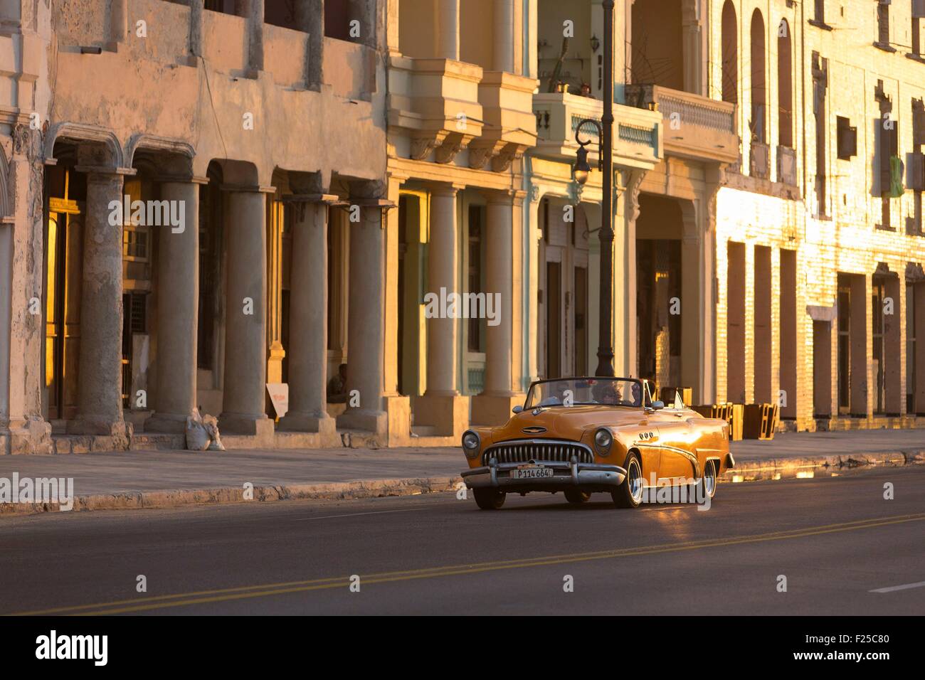 Kuba, Ciudad De La Habana Provinz, La Havanna, amerikanisches Auto am Malecon Stockfoto