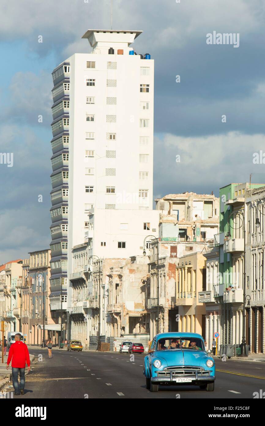 Kuba, Ciudad De La Habana Provinz, La Havanna, amerikanisches Auto am Malecon Stockfoto