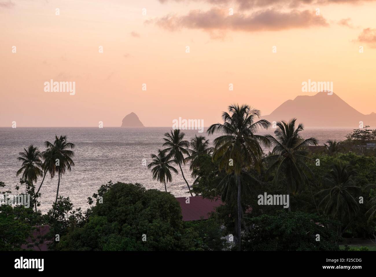 France, Martinique, Anse Figuier, Rocher du Diamant im Hintergrund Stockfoto