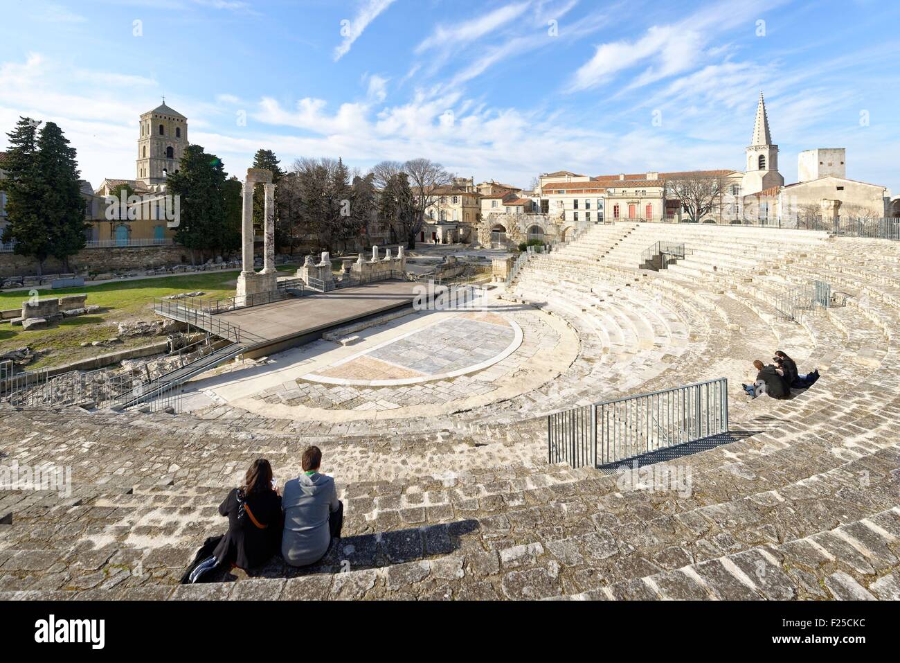 Frankreich, Bouches du Rhone, Arles, römische Theater 1. Jahrhundert v. Chr. und der Turm der St. Charles College Stockfoto