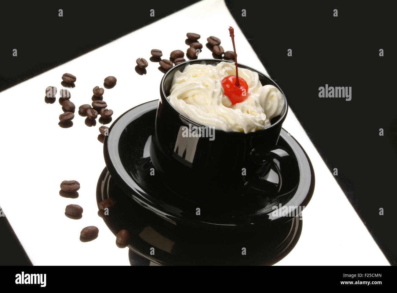 braunen Kaffeebohne Hintergründe gerösteten Gruppe Farbe große Ernte Bildobjekte Koffein horizontale Getränk Nahaufnahme Dunkelheit auf schwarze Nahrung Stockfoto