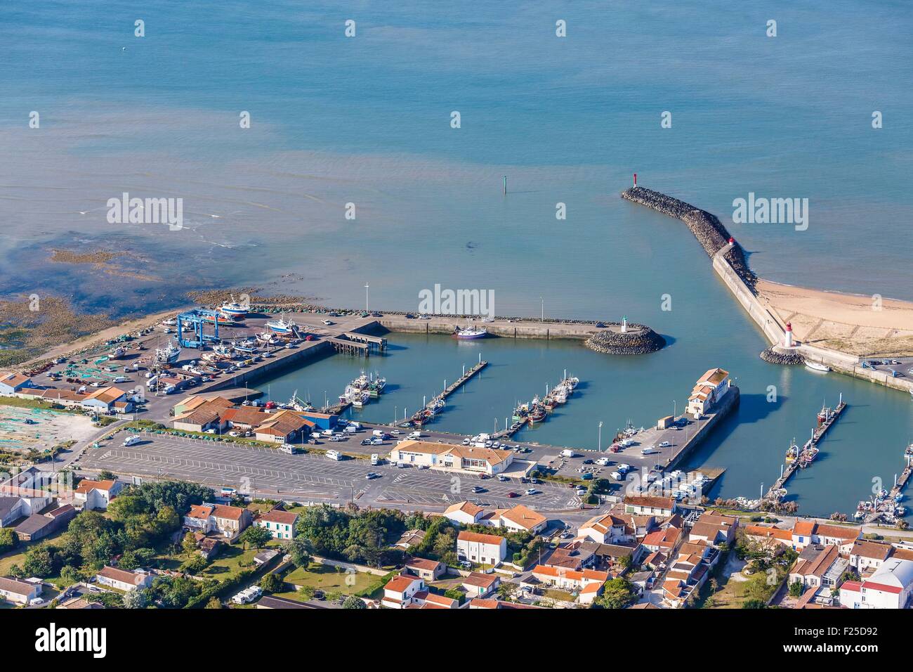 Frankreich, Charente Maritime, Saint-Pierre d'Oleron, la Cotiniere Fischerhafen (Luftbild) Stockfoto