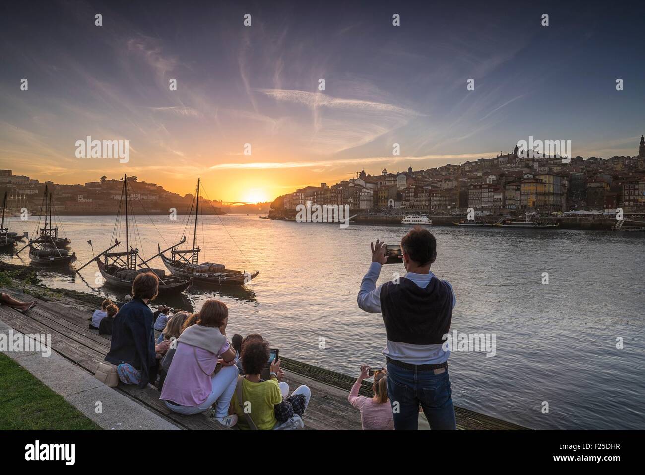 Portugal, Nord Region, Vila Nova De Gaia, Sonnenuntergang am Fluss Douro, der Altstadt von Porto aufgeführt als Weltkulturerbe der UNESCO, im Hintergrund Stockfoto
