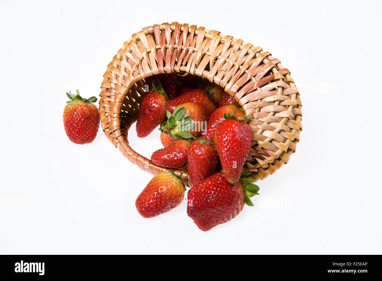 Erdbeere isoliert Hintergrund Objekt Essen Beere Frucht Produkt vegetarischen Geschmack Korb Korbwaren Geschirr geflochten gespleißten gewebt Stockfoto