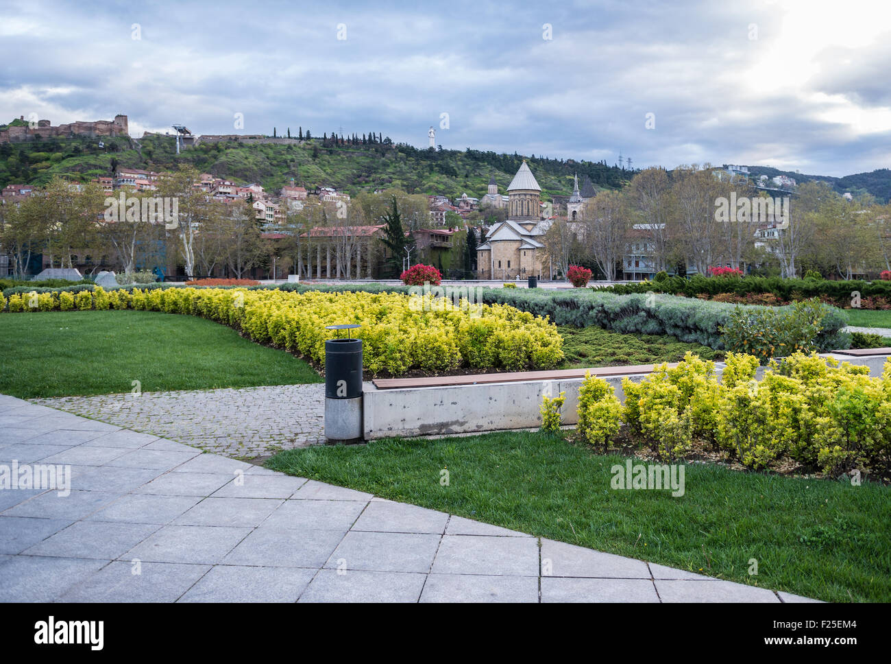 Rike Park mit Blick auf die orthodoxen Sioni Kathedrale und Festung Narikala in Tiflis, der Hauptstadt Georgiens Stockfoto