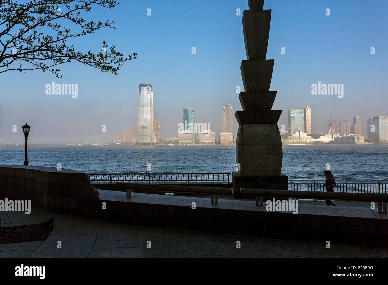 Vereinigte Staaten, New York, Manhattan, Financial District, mit Blick auf den Hudson River und die Türme von Jersey City, Jogger Stockfoto