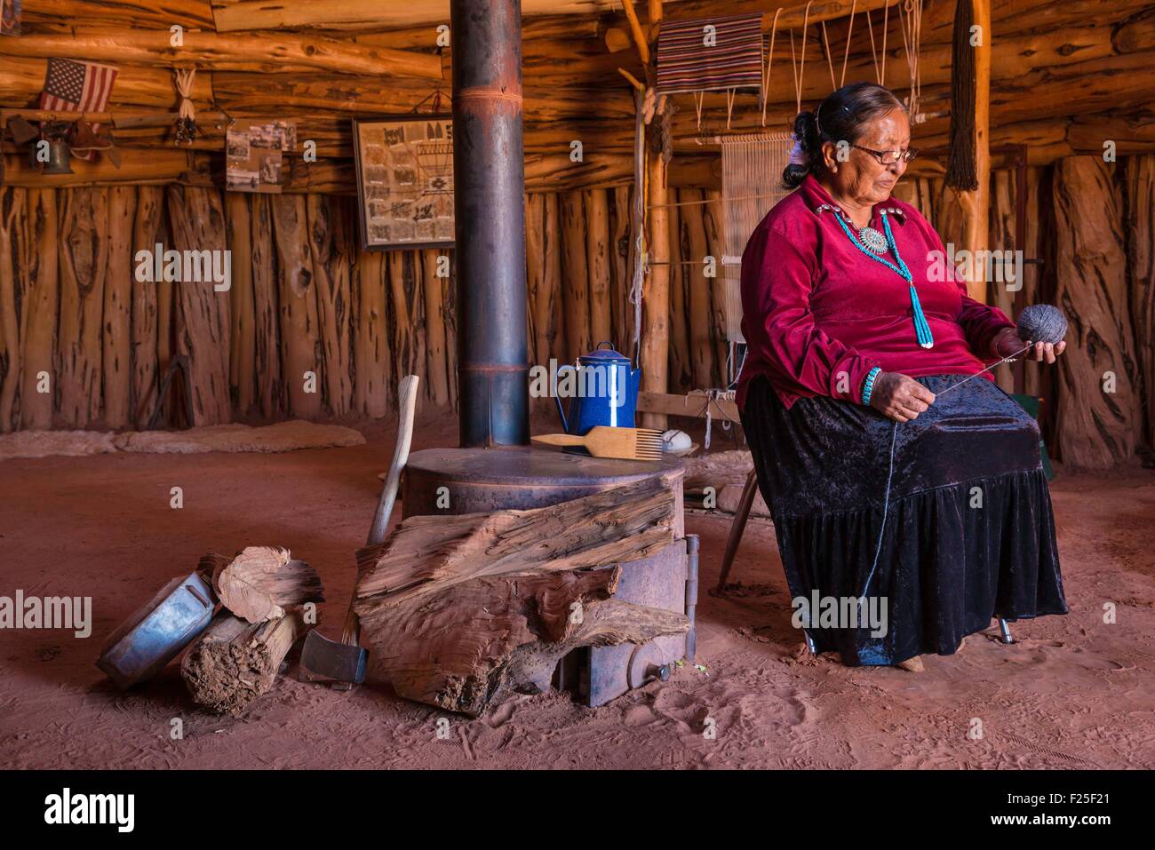 USA, Arizona, Navajo Nation, Monument Valley Tribal Park, Hogan (traditionelle Navajo-Haus) Stockfoto